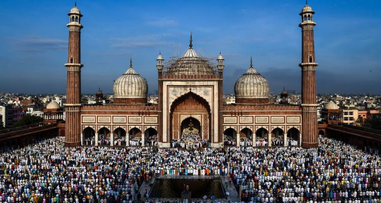 Jama Masjid voller Menschen während der Gebete.