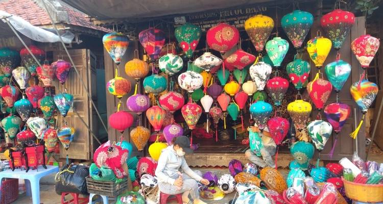 Bunte Laternen in einem Marktumfeld ausgestellt.