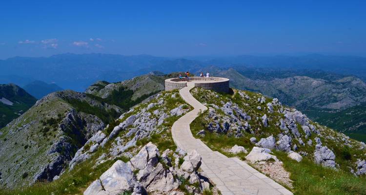 Un sendero que lleva a un mirador en la cima de una montaña.