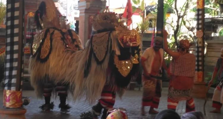 Spectacle de danse traditionnelle balinaise dans un cadre de temple.