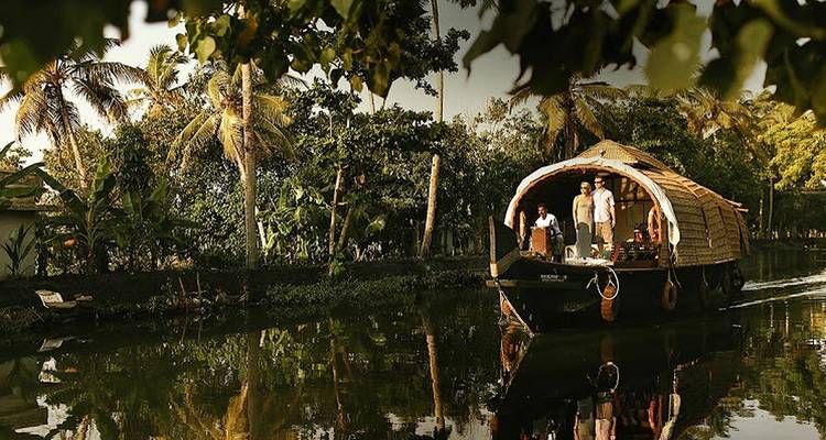 Traditionele woonboot met mensen op een gracht.