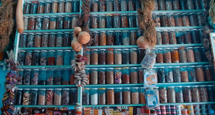 Gläser mit Gewürzen und traditionellen Kräutern in der Auslage.