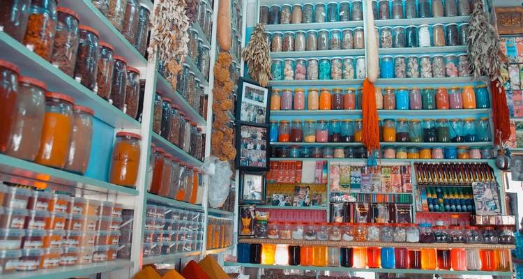 Kräuterladen mit Gläsern und Gewürzen in den Regalen.