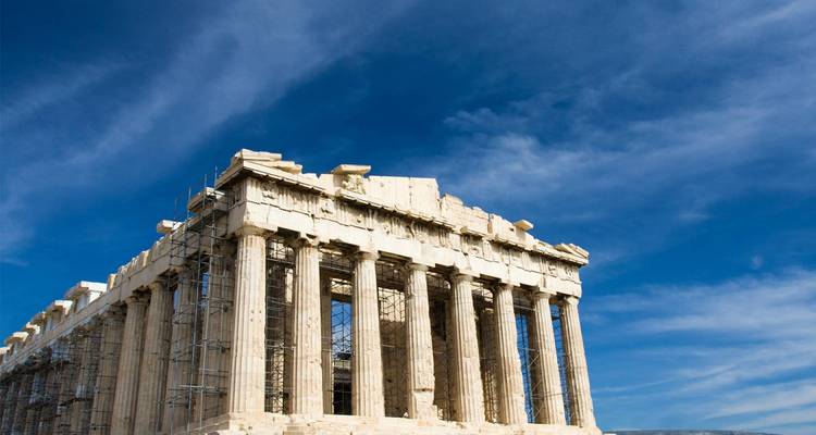 De Parthenon in Athene onder een heldere blauwe hemel.
