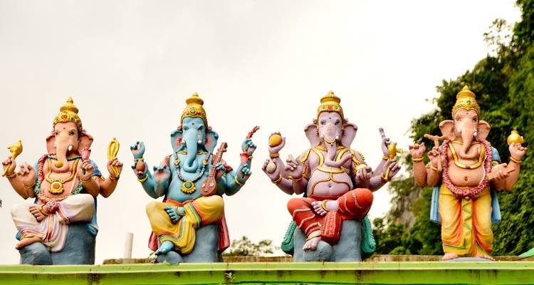 Statuen von hinduistischen Gottheiten in leuchtenden Farben.