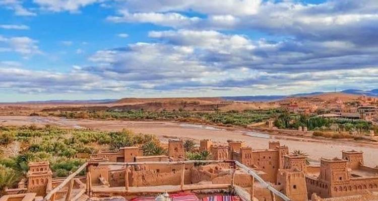 Ait Benhaddou vanuit een hoog uitkijkpunt, met uitzicht op de vallei en het woestijnlandschap.