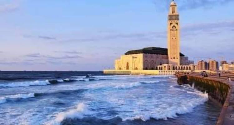 Zicht op de Hassan II-moskee aan de kust van Casablanca.