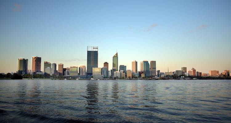 Skyline de la ville moderne de Perth se reflétant sur les eaux calmes du fleuve à la lumière de l'aube