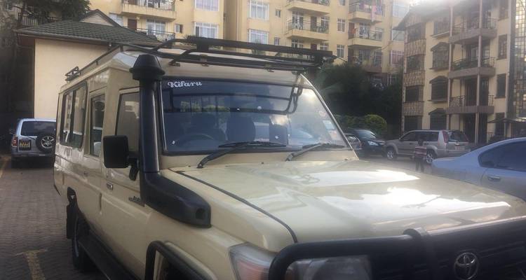 Geparkte Fahrzeuge in einem städtischen Gebiet mit Wohngebäuden.