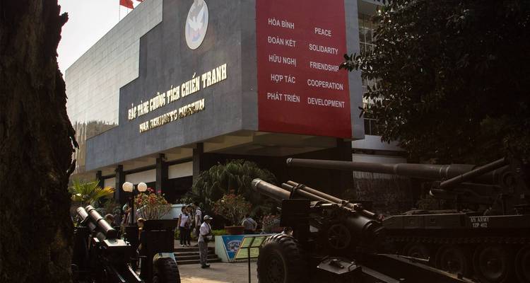 Museo de Vestigios de Guerra exterior con equipo militar en exhibición.