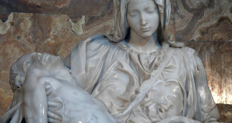 Nahaufnahme einer klassischen Skulptur, die eine Frau zeigt, die einen Mann hält.