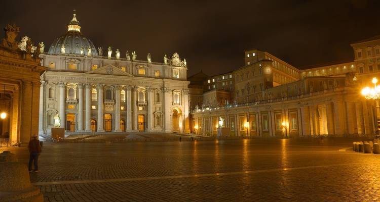 Der Petersdom nachts beleuchtet.