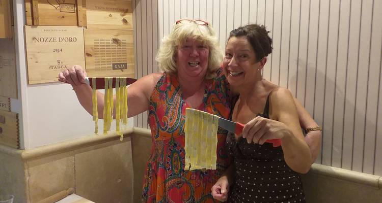 Zwei Frauen halten Nudeln während eines Kochkurses.