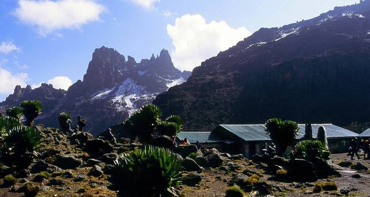 Raue Berglandschaft unter einem klaren Himmel.