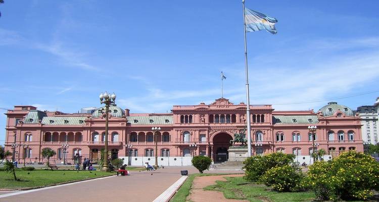 La fachada rosa de la Casa Rosada se alza orgullosa detrás de jardines y la bandera argentina