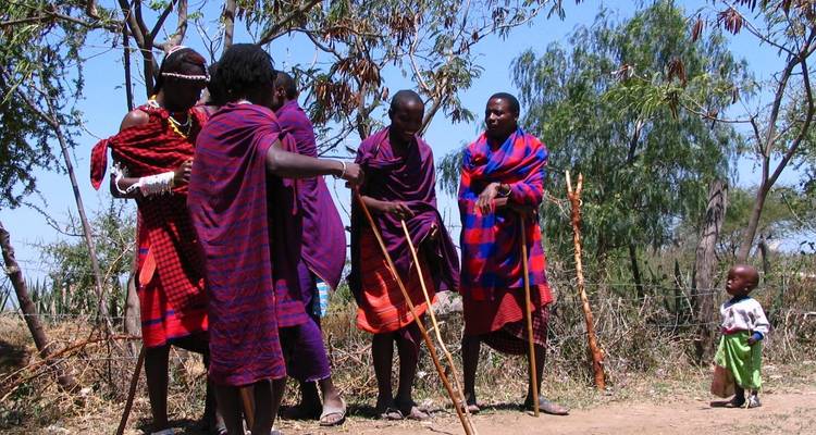 Un groupe de personnes en vêtements traditionnels se tenant debout à l'extérieur.