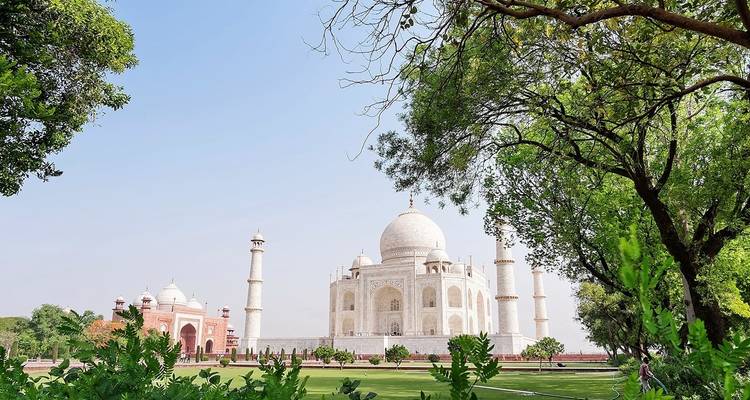 Eine helle Ansicht des Taj Mahal mit klarem Himmel.