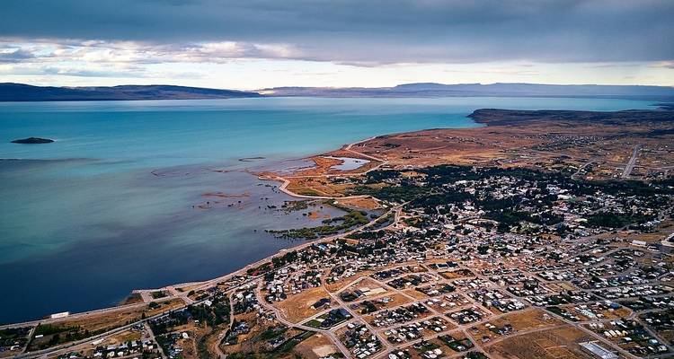 Vue aérienne d'une ville côtière argentine près d'une grande étendue d'eau.