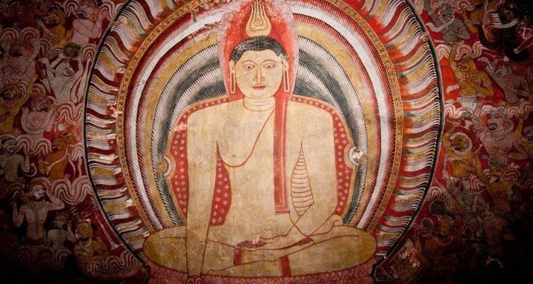 Peinture murale ancienne colorée d'une figure assise entourée de motifs complexes.