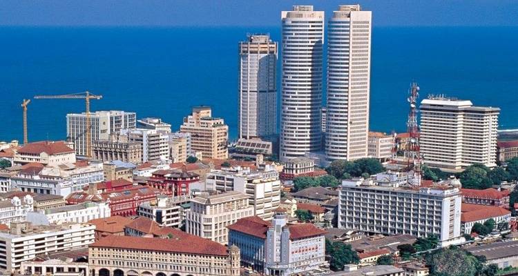 Horizon d'une ville côtière avec de hauts bâtiments modernes et l'océan.