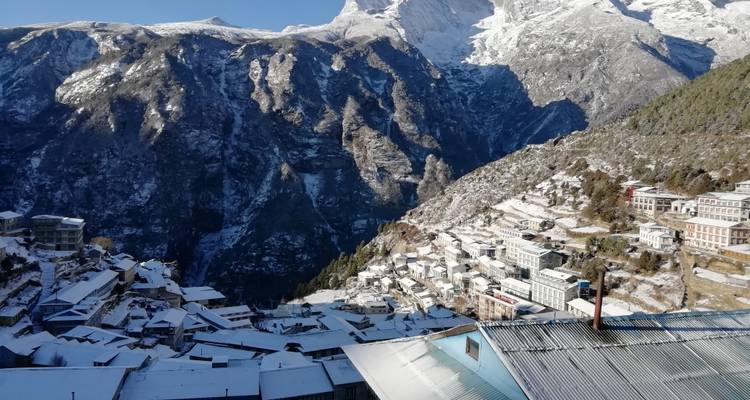 Met sneeuw bedekt dorp in een bergachtige streek.
