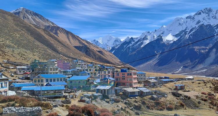 Dorf am Fuße schneebedeckter Berge.