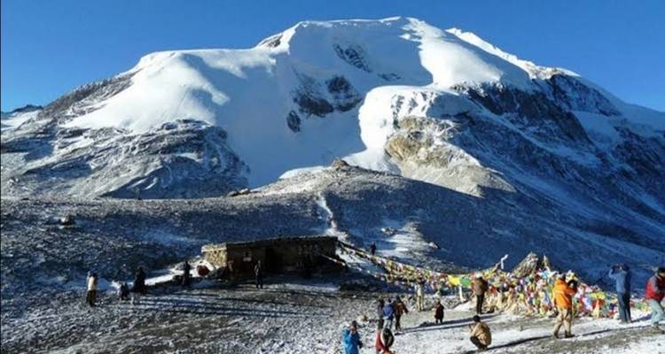 Bergsteiger in der Nähe eines verschneiten Bergpasses.