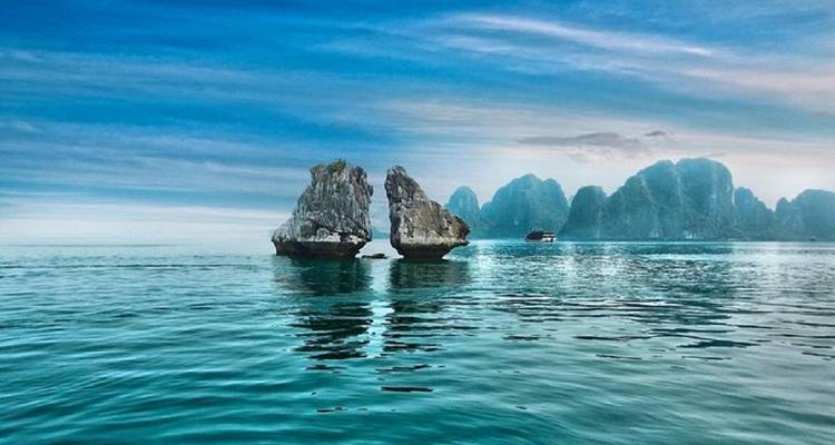 Croisière sur une mer calme avec des formations calcaires pittoresques.