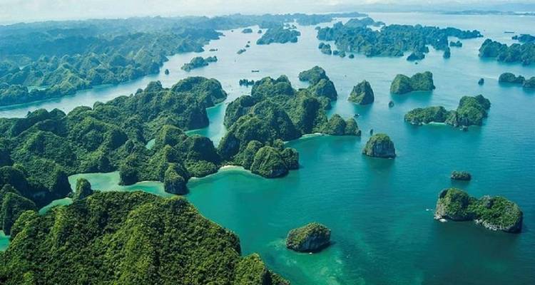Vue aérienne de la baie d'Halong avec des îles calcaires.