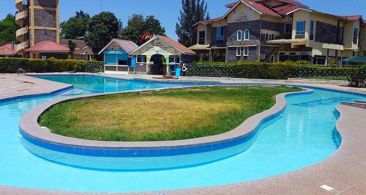 Complexe hôtelier moderne avec piscines.