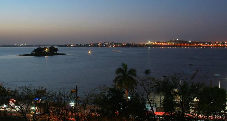 Seeblick mit Lichtern und kleiner Insel.