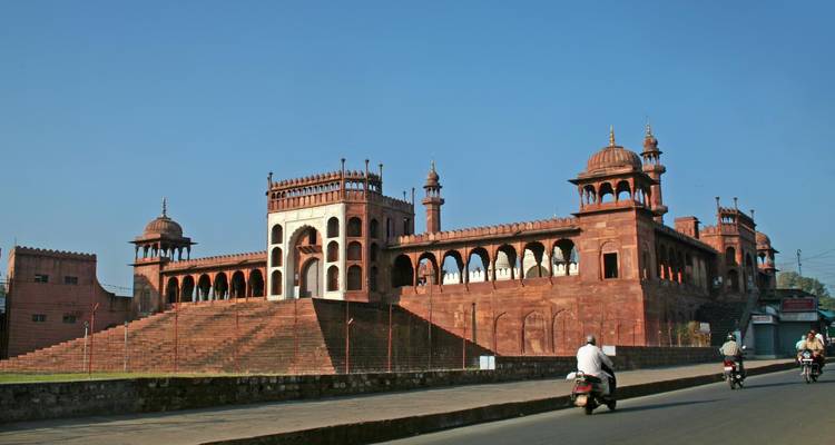 Historische Moschee mit einer Straße im Vordergrund.