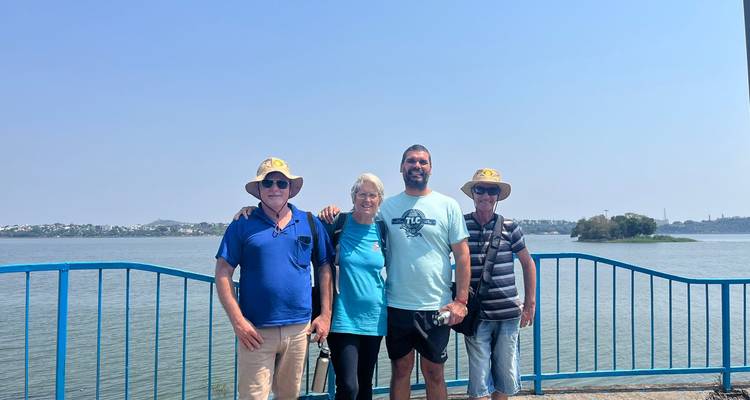 Gruppe von Touristen an einem See, die die Landschaft genießen.
