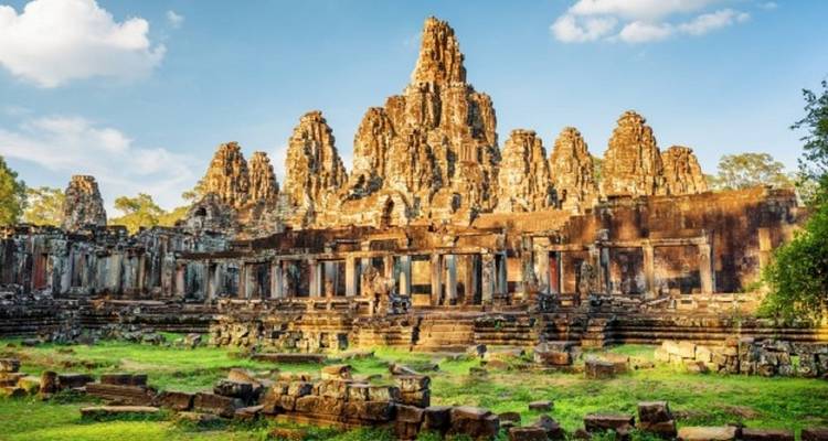 Antike Tempelruinen mit riesigen Steingesichtern und Säulen.