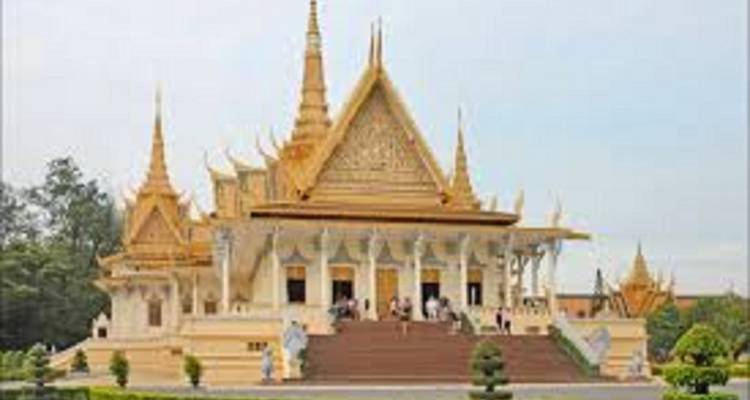 Ein Tempel mit goldenen Turmspitzen und Menschen, die umherwandeln.