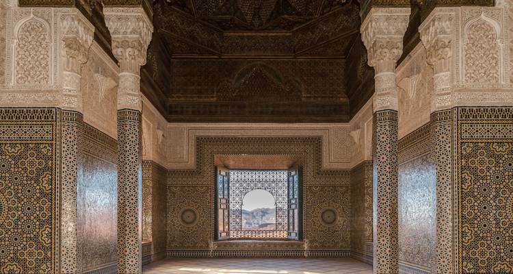 Ingewikkeld interieur met mozaïektegels en uitzicht door open raam.