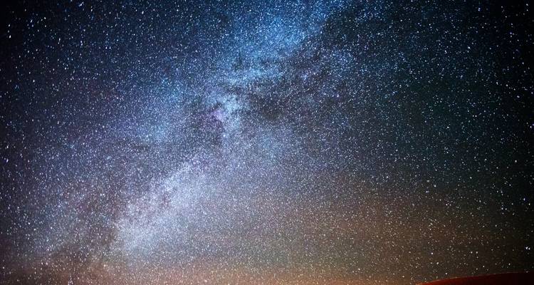 Sterrenhemel met Melkweg boven de woestijn.