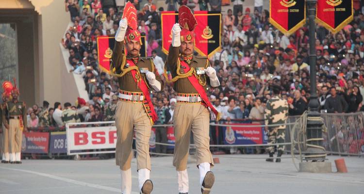 Traditionele militaire paradecremonie met soldaten en een menigte.