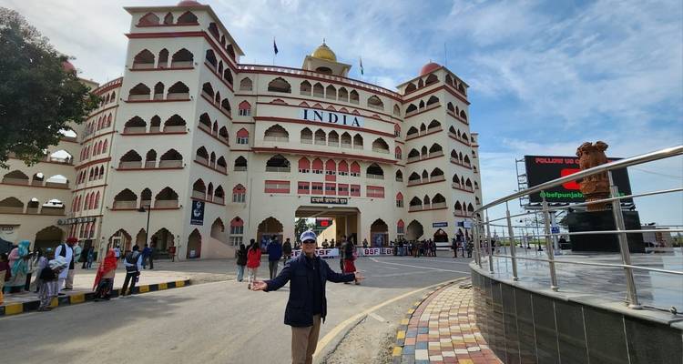 Persoon poseert aan de India-Pakistan grens.