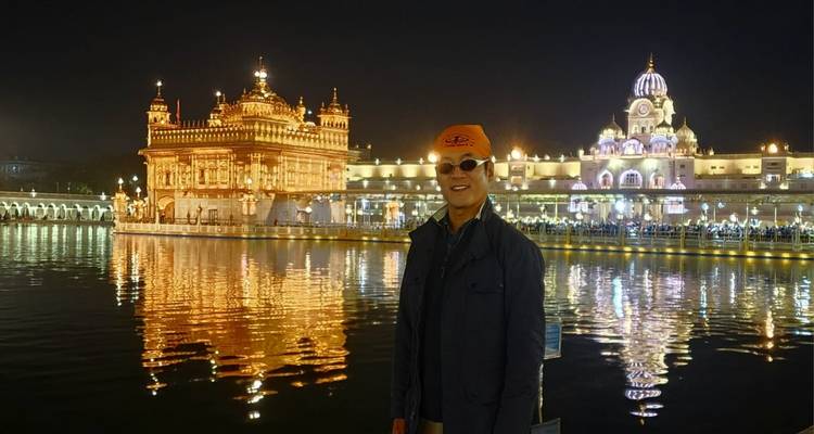 Nachtbeeld van de persoon voor de Gouden Tempel.