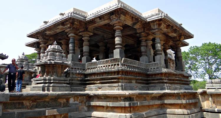 Vista lateral de un templo histórico de piedra.