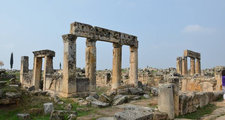 Ruinen einer antiken Stadt mit verstreuten Säulen.
