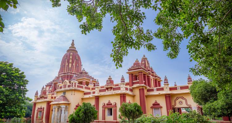 Tempel omgeven door weelderig groen, onder een heldere hemel.