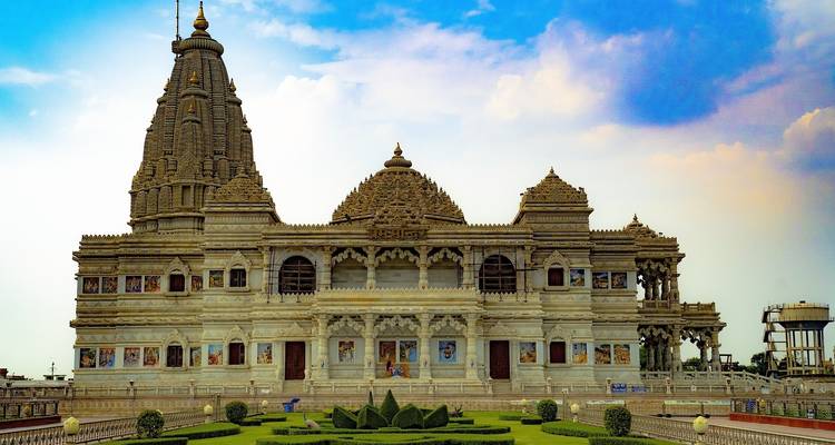 Groot tempelcomplex met sierlijke gravures en een heldere hemel.