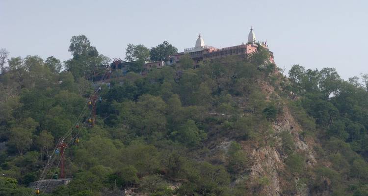 Complexe de temples au sommet d'une colline avec des arbres alentour.