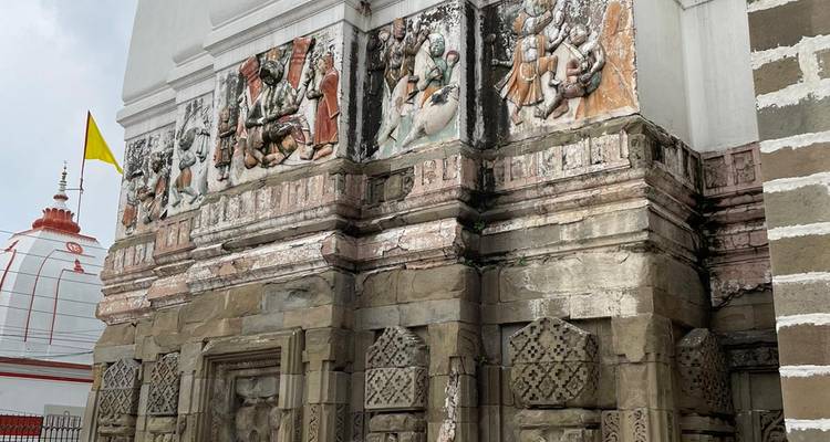 Gros plan sur les sculptures et l'architecture du temple.