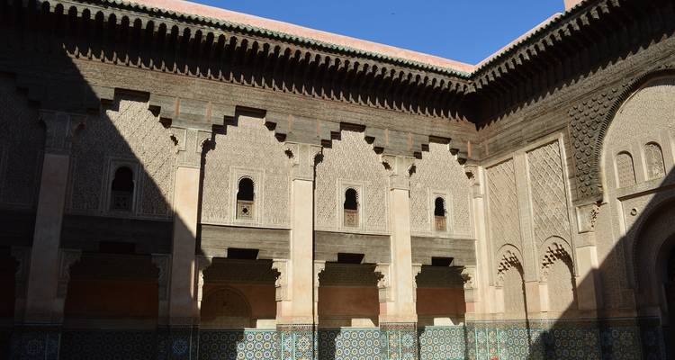 Ingewikkeld versierd interieur van een historisch gebouw met bogen en patronen