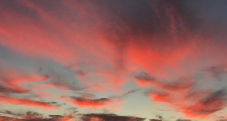 Bunte Wolkenformationen bei Sonnenuntergang.