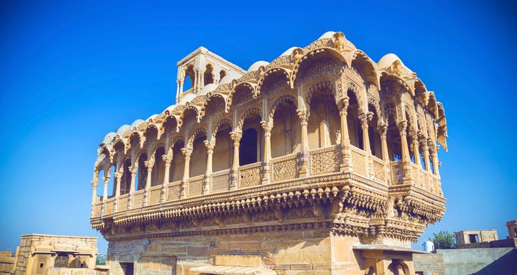 Aufwendiges architektonisches Gebäude mit verzierten Details unter blauem Himmel.