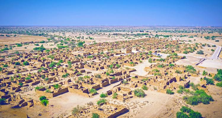 Luftaufnahme einer weitläufigen Wüstensiedlung.